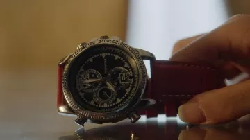 The watch camera High & Tide of the Father of Carla (Ester Expósito) in Elite S01E08