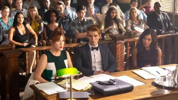 Vestido color bloque verde usado por Mary Andrews (Molly Ringwald) en Riverdale (S03E01)