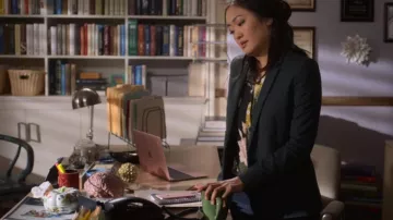 The MacBook pink Julia Sasaki (Amy Okuda) in Atypical (S02E07)