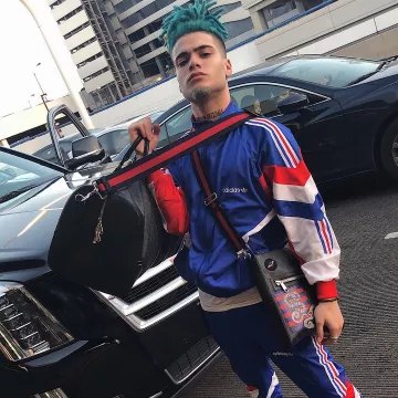Bag black Gucci Icy Narco in front of a car on his account Instagram @icynarco