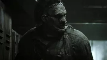 La máscara de Thomas Hewitt / Leatherface (Andrew Bryniarski) en Masacre de motosierra (2003)