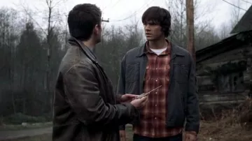 La réplica de la chaqueta de cuero usada por Dean Winchester (Jensen Ackles) en Supernatural S01E17
