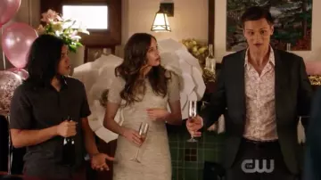 La robe Theory portée par Caitlin Snow (Danielle Panabaker) dans Flash S05E01