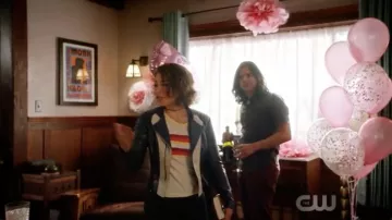 The t-shirt Tennis Urban Outfitters worn by Nora West-Allen (Jessica Parker Kennedy) in Flash S05E01