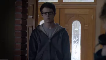 Sweat worn by Logan Wallace (Dylan Minnette) dans The Open House