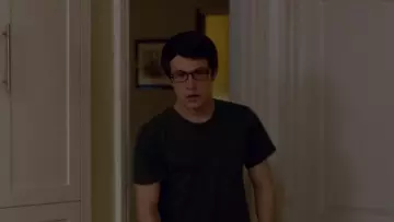 T-shirt worn by Logan Wallace (Dylan Minnette) dans The Open House