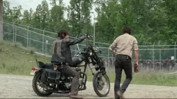 La chaqueta de cuero sin mangas que lleva Daryl Dixon (Norman Reedus) en The Walking Dead S04E01