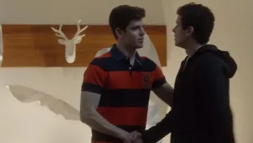 La tête de cerf en déco murale chez Guzmán (Miguel Bernardeau) dans Élite (S01E06)