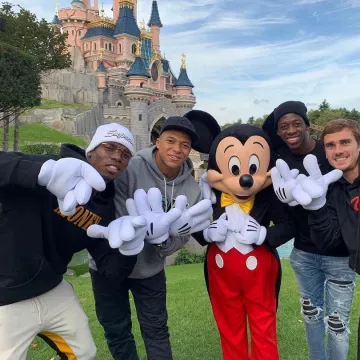 Sweatshirt grey Nike NSW worn by Kylian Mbappé on his account Instagram @k. mbappe