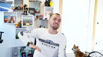 Le sweatshirt blanc Sega Mega Drive porté par Squeezie dans la vidéo YouTube "Ce jeu devrait être interdit..."