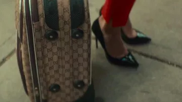 The suitcase cabin Gucci Nikki Angioli (Emma Roberts) in Little Italy