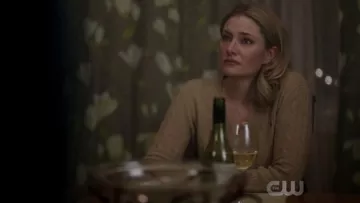 Le pull col en V Ralph Lauren porté par Alice Cooper (Mädchen Amick) dans Riverdale (S01E09)