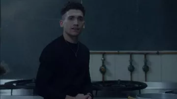 Noir manches longues t-shirt porté par Nano (Jaime Lorente) comme on le voit dans l'Élite S01E02