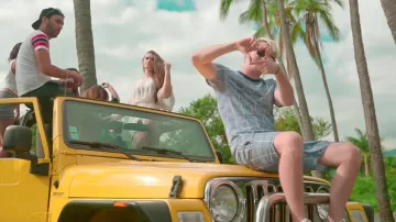 Le t-shirt Lacoste porté par Vald dans le video clip "L'addition" de Heuss L'Enfoiré