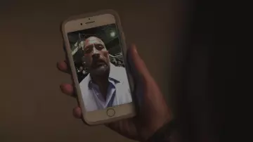 The smartphone iPhone 8 Apple in Sarah Sawyer (Neve Campbell) in Skyscraper