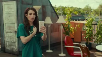 The smartphone Apple iPhone 8 Nikki Angioli (Emma Roberts) in Little Italy