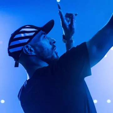 The cap and striped Off White to Karim Benzema at the concert Booba on Instagram @karimbenzema