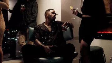 La chemise noire à étoiles Saint Laurent de Jeff Colby (Sam Adegoke) dans Dynastie (S02E01)