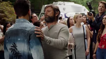 La veste en jean à palmiers de Sammy Jo / Sam Jones (Rafael de la Fuente) dans Dynastie (S02E01)