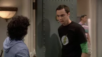 Le t-shirt noir The Flash porté par Sheldon Cooper (Jim Parsons) dans The Big Bang Theory S12E04