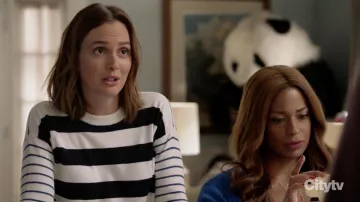 Joie Kaylara pull rayé porté par Angie d'Amato (Leighton Meester) comme on le voit dans les Parents Célibataires S01E03