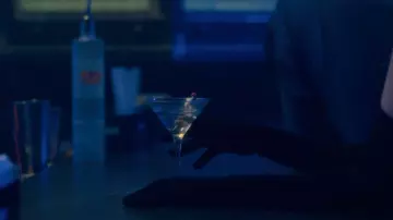 Les gants en velours de Theodora Crain (Kate Siegel) dans The Haunting of Hill House S01E01