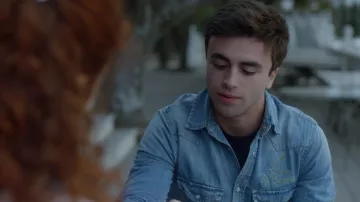 Le chemise en jean de Samuel (Itzan Escamilla) dans Élite S01E02