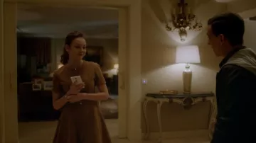 The brown coat of Carla (Ester Expósito) in Elite S01E02
