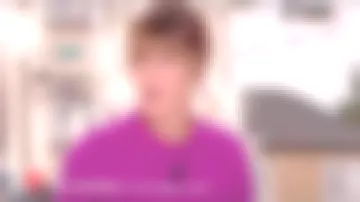 Le pull violet From Future porté par Daphné Bürki dans Je t'aime etc... du 15 octobre 2018