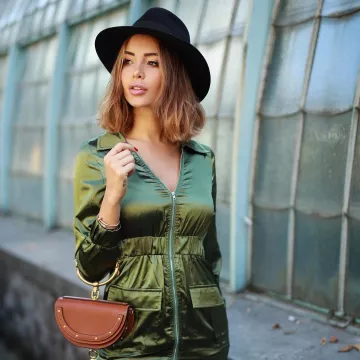 Le chapeau noir Maison Michel de Nabilla Benattia sur le compte instagram de @nabillanew