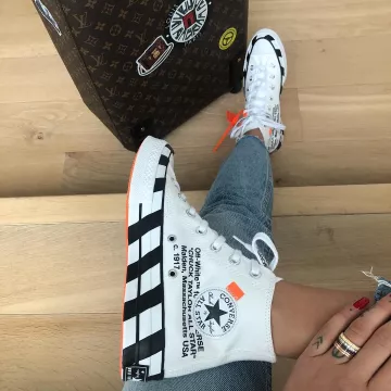 La paire de Converse Chuck 70 Hi Off White de Nabilla Benattia sur son compte Instagram @nabillanew