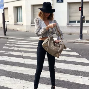El bolso balenciaga que lleva Nabilla Benattia en la cuenta de Instagram de @nabillanew