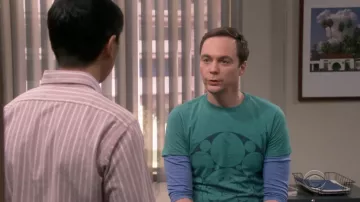 Vert Cercle t-shirt porté par Sheldon Cooper (Jim Parsons) comme on le voit dans La Théorie du Big Bang S12E04