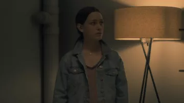 Camiseta usada por Eleanor Crain (Victoria Pedretti) como se ve en The Haunting of Hill House S01E01