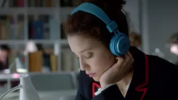 Le casque audio bleu de Marina (María Pedraza) dans Élite (S01E04)