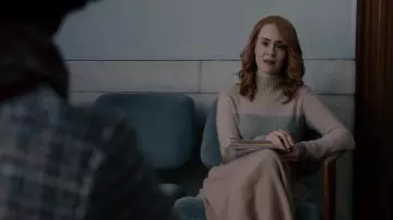 Le pull bicolore porté par Dr. Ellie Staple (Sarah Paulson) dans Glass