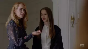 La robe longue à fleurs Zimmermann portée par Lana Winters (Sarah Paulson) dans American Horror Story S08E05