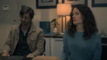 Le pull bleu de Shirley Crain (Elizabeth Reaser) dans The Haunting of Hill House S01E02