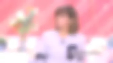 Le sweatshirt Claudie Pierlot à bandes de velours porté par Faustine Bollaert dans Ça commence aujourd'hui du 12.10.2018