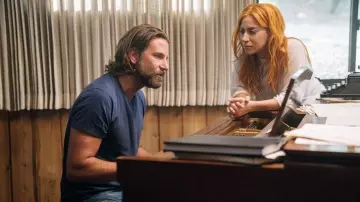 Le t-shirt bleu de Jack (Bradley Cooper) dans A Star Is Born