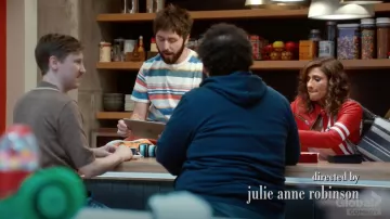 Camiseta Topman Rainbow Stripe usada por Chewey (James Buckley) como se ve en I Feel Bad S01E03