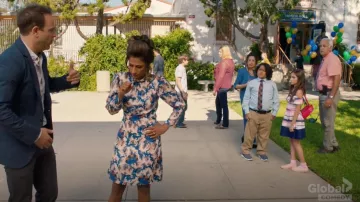 Sandro Utopique Robe en Soie Imprimée porté par Emet (Sarayu Bleu) comme on le voit dans je me sens Mal S01E03