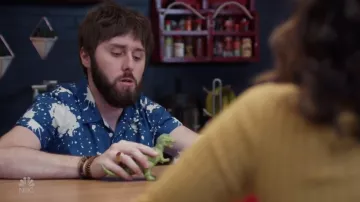 Scotch & Soda Amsterdams Blauw Allover Print Camp Shirt usada por Chewey (James Buckley) como se ve en I Feel Bad S01E04