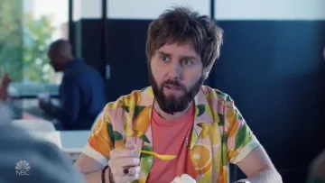 Camisa de campamento con estampado de limón de Topman usada por Chewey (James Buckley) como se ve en I Feel Bad S01E04