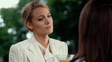La veste blazer à rayures de Emily Nelson (Blake Lively) dans L'Ombre d'Emily