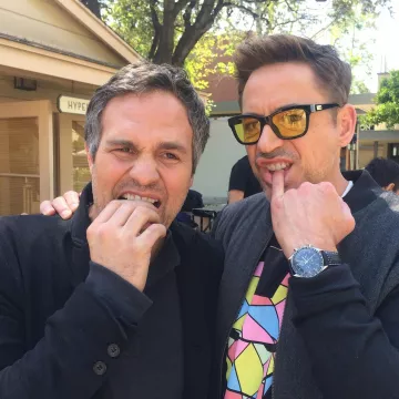 Sunglasses worn by Robert Downey Jr. on his account Instagram @robertdowneyjr