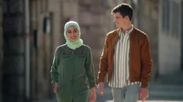 Le blouson marron en daim porté par Guzmán (Miguel Bernardeau) dans Élite S01E06