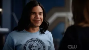 Le t-shirt bleu Michael Faraday porté par Cisco Ramon (Carlos Valdes) dans Flash S05E02