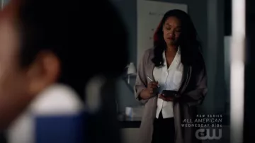 La chaqueta "Kahlo" de Babaton usada por Iris West (Candice Patton) en Flash S05E02