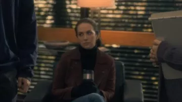 Chaqueta de cuero marrón usada por Theodora Crain (Kate Siegel) en The Haunting of Hill House S01E02